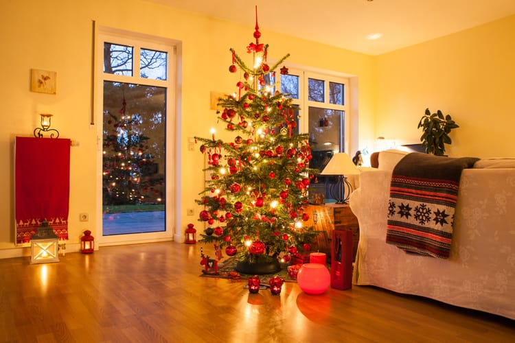 Geschmückter Weihnachtsbaum an Weihnachten